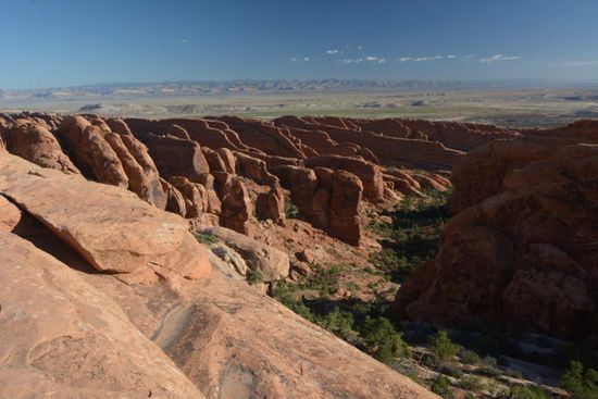 Eine Landschaft aus in Scheiben geschnittenen Felsen
