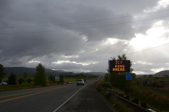 6 Grad, dunkle Regenwolken und der Hinweis auf vereiste Strassen - der Tag faengt gut an...