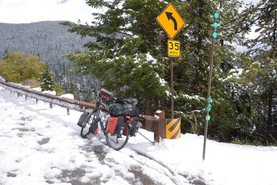 Auf etwa 3000m Hoehe angekommen liegt reichlich Schnee, die Strasse ist aber gut geraeumt und auch schon trocken