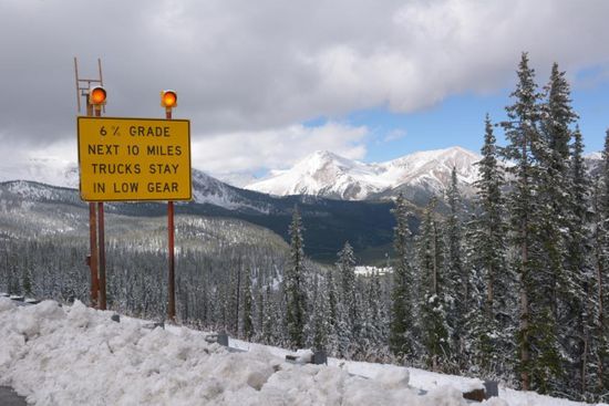 Ein eiskaltes Versprechen - und ich habe keine Handschuhe im Gepaeck. Da muessen die wasserdichten Struempfe herhalten - Bremsen geht, Schalten ueberfluessig