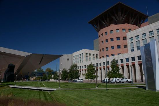 Reichtum wohin man schaut - hier das Kulturzentrum, in dem sich auch die Bibliothek befindet, wo ich gerade meinen letzten Bericht schreibe