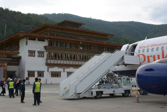 Landestypisch auch der Baustil des Flughafengebäudes in Paro