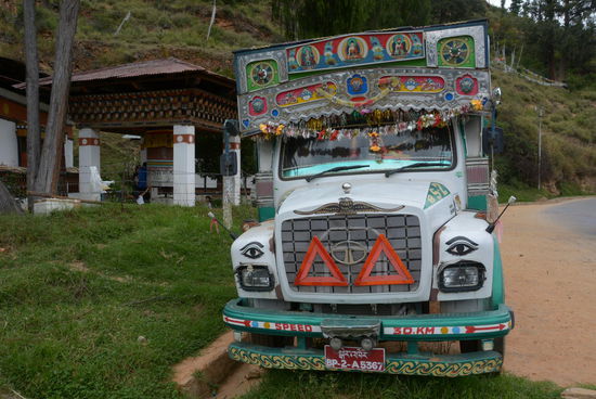 Ich vermute, der Fahrer dieses Lastwagens holt sich drinnen den Segen für seine Fahrt ab - wird er wohl auch dringend benötigen