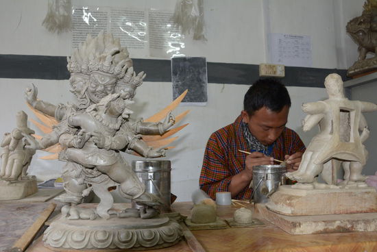 Zwei Monate Arbeit stecken in dieser Figur, die dann für kleines Geld im Schulladen an die Besucher verkauft wird.