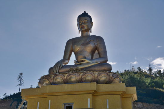 Der Buddhismus bestimmt das Leben der Bhutaner durch und durch. Und so passt es denn, das über Thimphu gerade der größte sitzende Bhudda der Welt errichtet wird