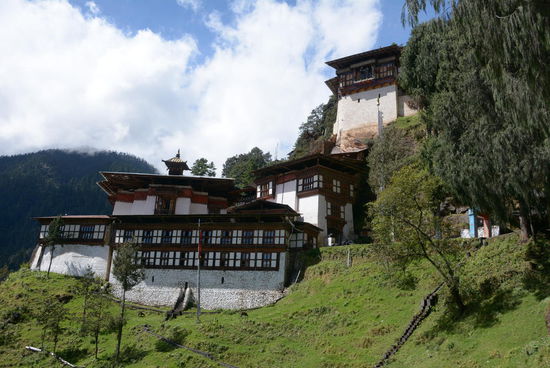 Das Ziel unserer Tour ist nicht mit dem Rad zu erreichen. Ca. eine halbe Stunde Fußmarsch schließen sich an, um das hoch über Thimphu gelegene Cheri-Kloster zu erreichen