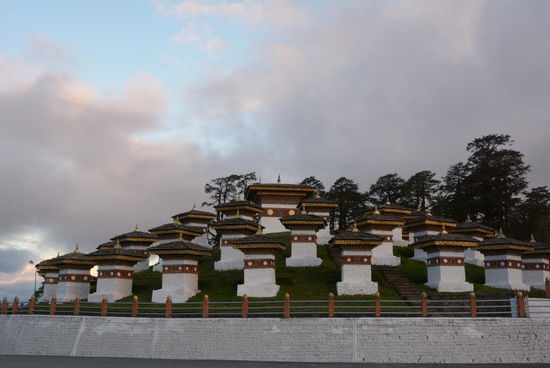 Ein Hügel mit 108 Chorten teilt die Straße auf der Passhöhe - und immer schön im Uhrzeigersinn drum herum