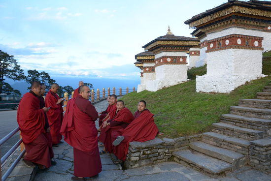 Wenn Dauergebete und Meditieren nicht weiterhelfen, greift man eben zum Smartphone