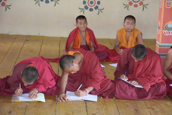 Klosterschüler lernen nicht nur die sehr schwere Landessprache, sondern heute auch Englisch