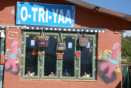 Das hier ist kein Bordell! Penisabbildungen findet man in Bhutan sehr häufig als Wandmalerei an Wohnhäusern. Hier verzieren sie einen Souveniershop auf dem Weg zu einem Kloster, in den kinderlosen Paaren geholfen wird