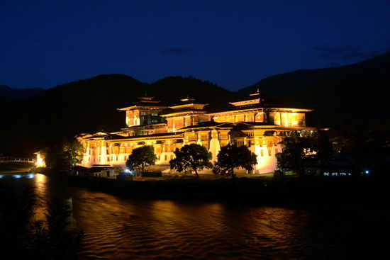 Der Dzong von Punakha angestrahlt in der blauen Stunde