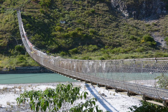 Und die Hängebrücke gibt es doch! In Sichtweite des Dzongs von Punakha führt sie über den Fluss. Eine neue Entdeckung für Nima und ganz vorsichtig traut er sich sogar, drüber zu fahren - ich ziehe es vor, zu schieben