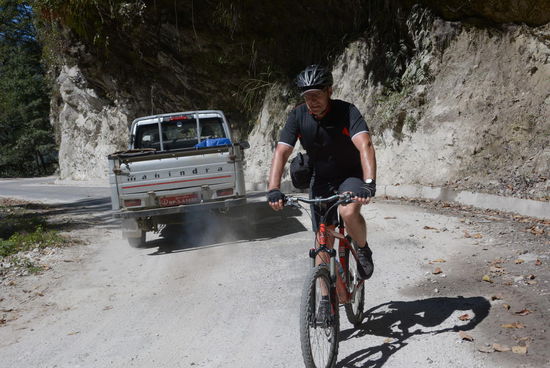 Landschaftlich ist die Strecke spektakulär. Die Straße ist eng und kruvig und obwohl es die Hauptverbindungsstraße des Landes ist, hält sich der Verkehr deutlich in Grenzen