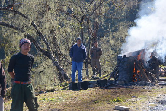 An der Straße muss ständig gebaut werden. Insbesondere Erdrutsche zerstören die Fahrbahn. Bevor der neue Asphalt aufgetragen werden kann, muss aber erst mal der Teer aufgekocht werden