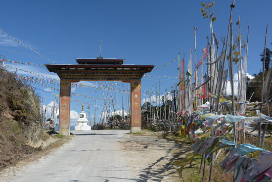 Passhöhen gleichen sich immer irgendwie. Manchmal, wenn man den Destrikt wechselt ein Tor, immer eine Stupa und viele, viele Gebetsfahnen, weil hier oben der Wind alles Böse davonträgt