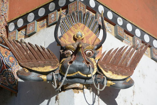 Selbstverständlich steht auch in Gangtey die Besichtigung des Klosters auf dem Programm. Schützende Figuren, die die Häuserecken zieren.