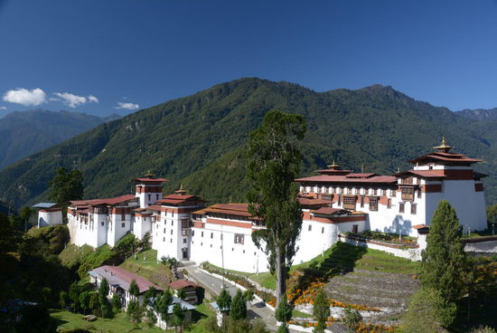Hoch über dem Tal thront der Dzong von Trongsa direkt auf der Klippe