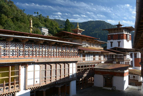 Nicht nur von außen beeindruckt ein Dzong. Im Innern sind die Gebäudeteile über und über mit Schnitzereien und Malereien verziehrt