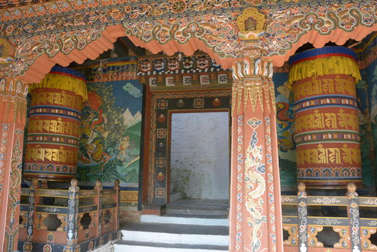 Zur Innenausstattung der Klöster und Dzongs gehören natürlich auch zahllose Gebetsmühlen unterschiedlicher Größe