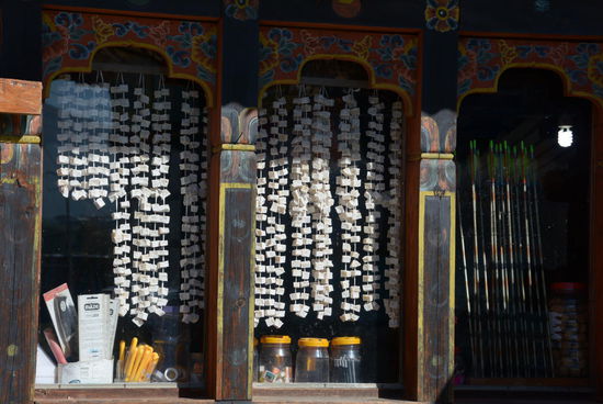 Landestypisches im örtliche Einzelhandel: Getrockneter Käse und Pfeile