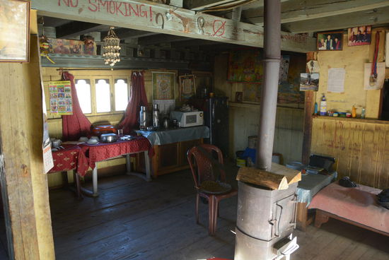 Ein Blick in die ¨gute Stube¨. Wichtigstes Ausstattungsstück ist der Ofen, denn wir befinden uns auf 3100m Höhe, haben eine eisige Passabfahrt hinter uns und sind durchgefroren bis auf die Knochen