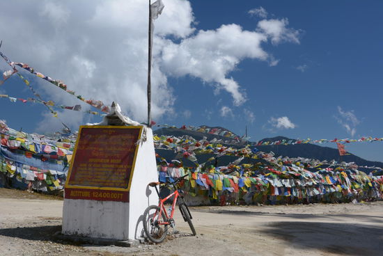 Ein endloses Fahnenmeer signalisiert untrüglich, dass man oben angekommen ist. Die Tafel weißt eine Höhe von 12400 Fuß aus, ca. 3780m