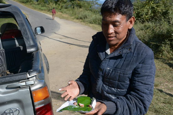 Für umgerechnet 15 Eurocent hat sich Norbu für die nächsten Stunden mit Doma eingedeckt