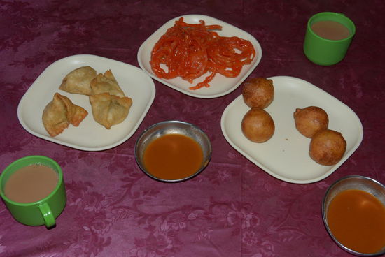 Ein kleiner Snack zwischendurch, dazu ein sehr süßer Tee mit viel Milch