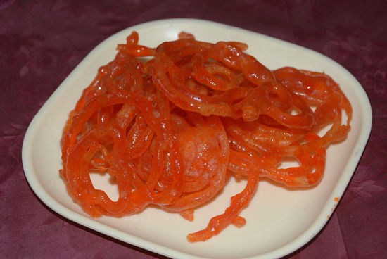 Keine Ahnung, wie dieses Zeug heißt, ist jedenfalls reiner, frittierter Zucker - kann man unmöglich essen...