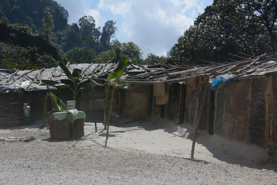 Weil die Wege weit sind und die Arbeiten lange dauern, errichten sich die Bauarbeiter aus dem Blech von Teer- und Ölfässern Hütten direkt am Straßenrand
