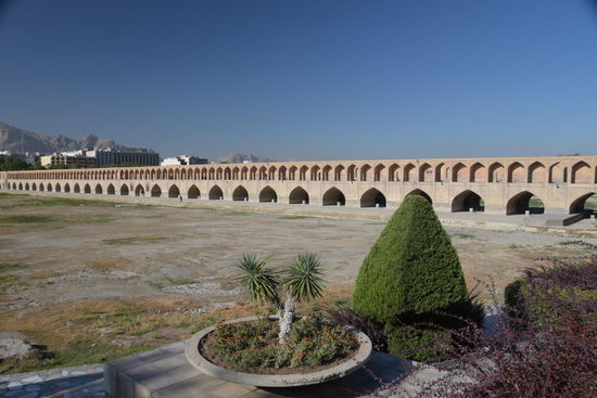 Eine Brücke mit 33 Bögen und kein Wasser
