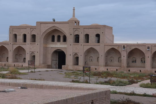 Der Zugang zum ältesten Teil der aufwändig und sehr stilvoll renovierten Karawanserei Miyandasht