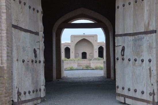 Die schweren, alten Tore zeugen davon, dass eine Karawanserei in früheren Tagen nicht nur Unterkunft und Wasser bot, sondern gleichzeitig Schutz vor räuberischen Nomadenstämmen