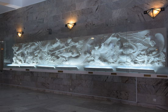 In aufwändigen Reliefs werden Szenen aus Ferdowsis Dichtung dargestellt