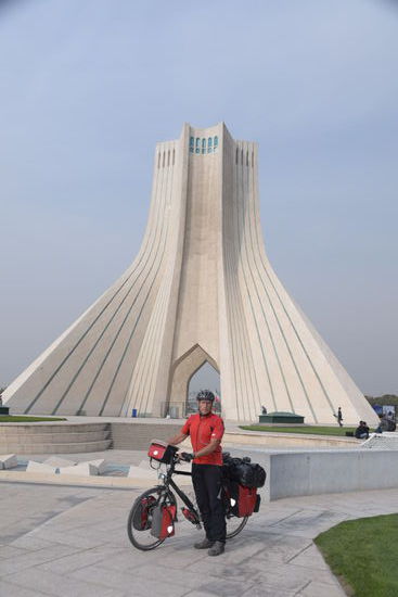 Ich habe Teheran und damit den Endpunkt meiner Reise erreicht - da darf natürlich ein Bild vor dem Azadi-Tower nicht fehlen. Dieses Bild dürfte es eigentlich nicht geben. Fahrrad auf dem Platz: verboten. Kamera auf Stativ: Verboten. Deswegen auch nur die Seitenansicht des Wahrzeichens der Stadt. Außerdem wird unter dem Bogen gerade gebaut - wie überall