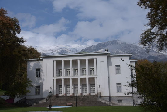 Der Weiße Palast am nördlichen Stadtrand Teherans - und als wollte mich die Stadt Lügen strafen, reißt an dem Regentag die Wolkendecke kurz auf, die Sonne kommt raus und gibt die Sicht auf die schneebedeckten Berge des Elburs frei - von dem Dauersmog keine Spur. Hier kann man wohnen