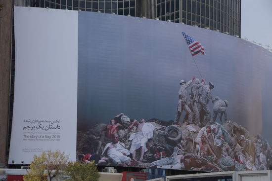 Massive offizielle anti-amerikanische Propaganda habe ich nur in Teheran und Mashhad gesehen. Ich weiß nicht, ob ich jemals ein derart großes Plakat gesehen habe, das an der Fassade eines Hochhauses angebracht ist