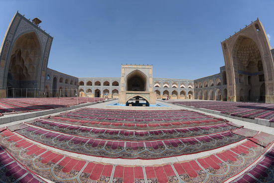 Ein riesiger Innenhof mit Gebetsräumen an allen Seiten - auch riesig. Schließlich ist die Masdjide-Jame-Atiq aus dem 13. Jahrhundert eine der gößten Moscheen der islamischen Welt!