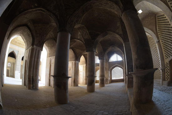 Auch die Säulen- und Gewölbehallen im Innern beeindrucken