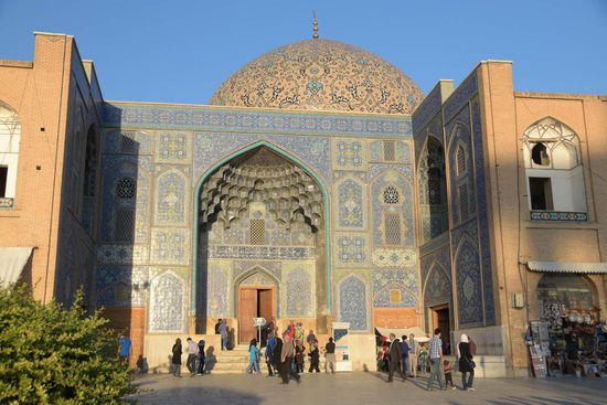 Gehen wir doch mal in eine Moschee - erstmal in die kleine Privatmoschee Masdjide-Scheik Lotfollah