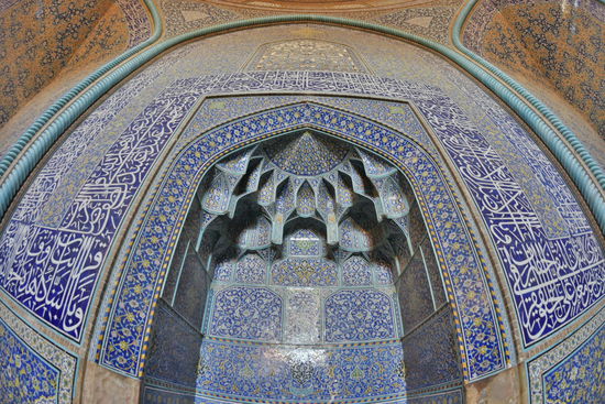 Auch hier wandert der Blick erst einmal und vor allem nach oben...