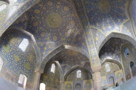 Die Hallen haben eine unblaubliche Akustik - ohne technische Hilfsmittel kann der ganze Platz beschallt werden. Mutige Besucher stimmen auf dem markierten richtigen Punkt ein Lied an - Gänsehaut-Feeling