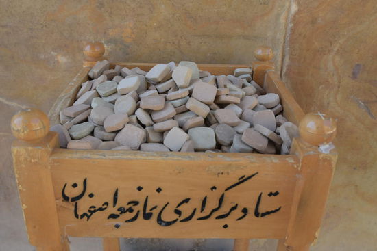 ...und damit sie die Bodenhaftung nicht verlieren, legen sich Schiiten beim Gebet einen Tonstein auf die Stelle, wo die Stirn den Teppich berührt