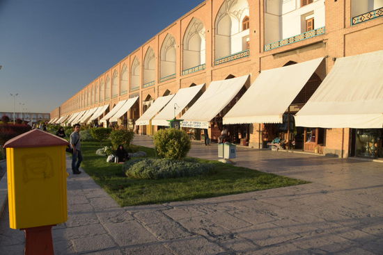 Nicht auf dem Platz, sondern hinter den Fassaden spielt sich das wahre Leben ab - im traditionellen Basar. Sehr viel orientalisch-filigranes Handwerk und alles, was man sich sonst so vorstellen kann