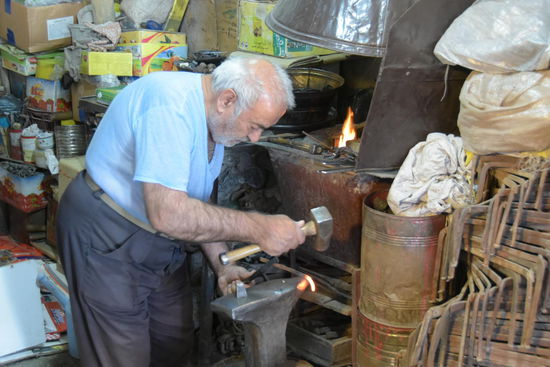 Aber auch rustikales Handwerk hat hier noch seinen Platz - es ist lange nicht alles für die Touristen. Und aufdringlich wird niemand