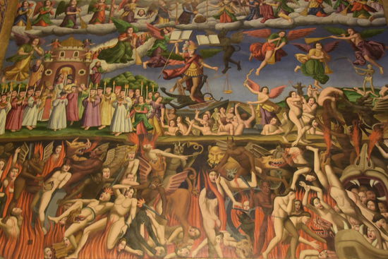 Ganz anders als in den islamischen Gotteshäusern dominieren hier die figürlichen Darstellungen - flächendecken vom Fußboden bis in die Kuppel