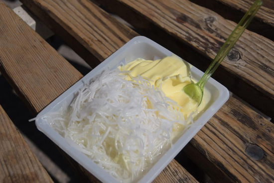 Und auch für mich ist etwas dabei: leckeres Safraneis mit Nudeln und Zitronensaft - das erfrischt