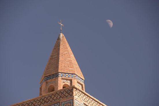 Geht doch - Kreuz und Halbmond (ich weiß, er ist verkehrt herum, konnte aber nicht auf abnehmenden Mond warten) friedlich nebeneinander - und auch das geht hier im Iran offenbar sehr gut