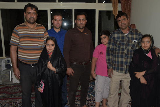 Meine Versorger - einige sind schon gegangen. Offenbar kennen sie den Hunger eines Radreisenden, denn sie tragen sehr viele leckere Sachen ins Haus. Nicht einmal die Hälfte schaffe ich