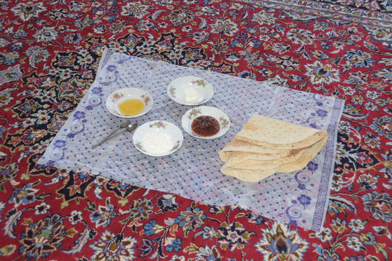 Zum Frühstück wiederholt sich das Ganze, allerdings in kleinerer Runde. Fladenbort, Joghurt, Käse, Marmelade, Honig und Tee